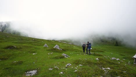 Dos-Excursionistas-Caminando-Solos-Por-El-Sendero-De-Las-Montañas-En-Un-Día-Soleado-En-Croacia