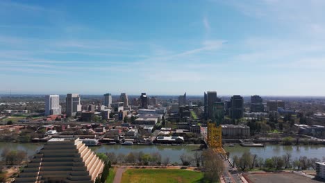Pullback-drone-aerial-view-of-downtown-Sacramento,-California-on-a-sunny-day
