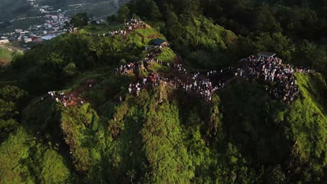 Vista-Aérea,-Cima-De-La-Colina-Sikunir