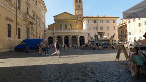 Día-Típico-En-Piazza-Di-Santa-Maria,-Plaza-Principal-De-Trastevere