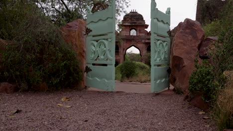 Künstlerisches-Eingangstor-Der-Wanderwege-Am-Abend-Aus-Verschiedenen-Blickwinkeln.-Das-Video-Wurde-Im-Rao-Jodha-Park,-Mehrangarh-Fort,-Jodhpur,-Rajasthan,-Indien-Aufgenommen.