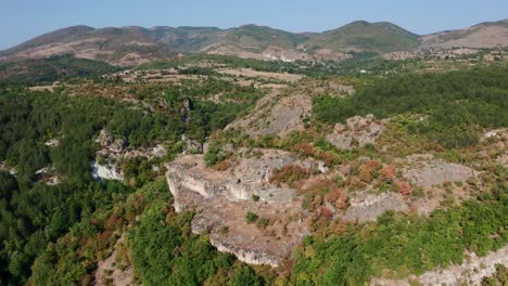 Tumba-En-El-Santuario-De-Rocas-Harman-Kaya-Con-Vegetación-En-Las-Montañas-Ródope-En-Bulgaria