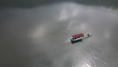 Luftaufnahme,-Traditionelle-Touristenboote,-Die-Den-See-Befahren