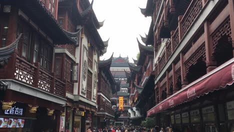 Märkte-Und-Häuser-Im-Yuyuan-Garten-In-Shanghai,-China-Mit-Verkaufsstand,-Einzelhändlern-Und-Touristen