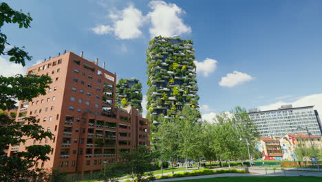 Paisaje-Urbano-De-Milán-Con-Arquitectura-Verde-Moderna-En-Un-Día-Soleado