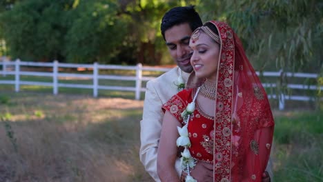 Indischer-Bräutigam-Umarmt-Die-Braut-Von-Hinten---Fotoshooting-Zur-Hochzeitszeremonie