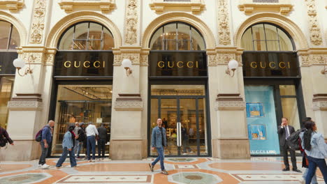 People-walking-by-a-luxury-Gucci-store-in-Milan,-Italy