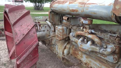 Tractor-Antiguo-En-Una-Granja