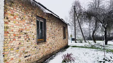 Schneerutsche-Vom-Dach-Einer-Alten-Hütte-Während-Eines-Schneesturms-Im-April,-Lettischer-Frühling