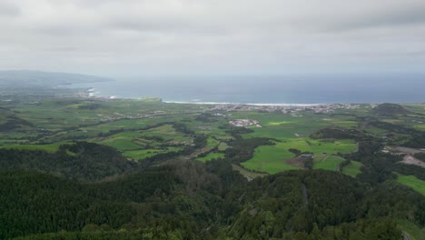 Vista-Aérea-Estática-De-Un-Gran-Panorama-Con-Vistas-Al-Mar.