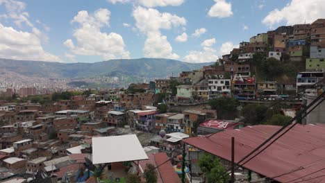 Erhöhter-Blick-über-Comuna-13,-Der-Die-Dichte-Nachbarschaft-Und-Die-Umliegenden-Hügel-Von-Medellín,-Kolumbien,-Zeigt
