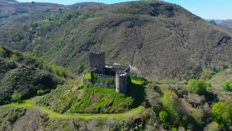 Doiras-Castle-On-The-Hilltop-In-Cervantes,-Spain