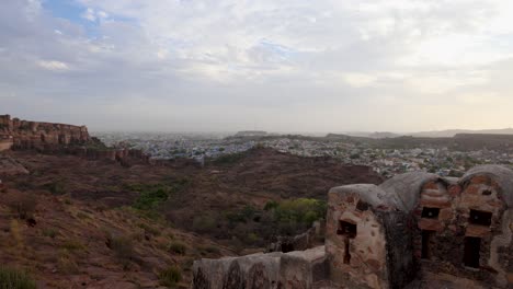 Altes-Historisches-Fort-Mit-Blauem-Blick-Auf-Die-Stadt-Und-Dramatischem-Sonnenuntergangshimmel.-Das-Video-Wurde-Im-Mehrangarh-Fort-Jodhpur-Rajasthan-Indien-Aufgenommen