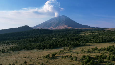 Hyperlapse-drone-shot-of-smoke-rising-from-the-active-Popocatépetl-volcano,-in-Mexico