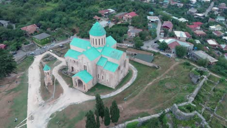 Drone-Aéreo-Circular-Filmado-Alrededor-De-La-Catedral-De-Bagrati-En-Kutaisi,-Georgia