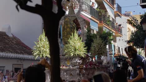 Ein-Redaktionelles-Video-Von-Starken-Männern,-Die-Beim-Karneval-In-Rosario-Eine-Riesige-Silberne-Statue-Der-Heiligen-Maria-Tragen,-Während-Die-Menschen-Die-Blüten-Fallen-Lassen