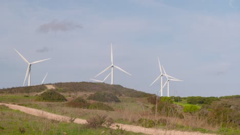 Windräder-Auf-Einem-Hügel-In-Portugal