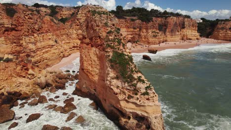 Vista-Circular-De-La-Costa-Con-Hermosos-Acantilados-Escarpados-De-Color-Naranja-Por-Drones-Aéreos-4k-En-Estrada-Da-Caramujeira-En-La-Región-Del-Algarve-De-Portugal