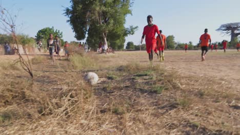 Männer-Dribbeln-Bei-Einem-Fußballspiel-Zwischen-Baobabs-Im-Ländlichen-Madagaskar