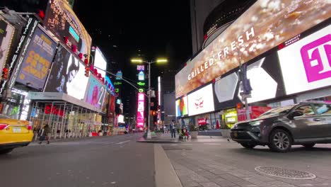 Toma-De-Iphone-11-De-Las-Calles-De-Nueva-York-Por-La-Noche,-Pantallas-Publicitarias-Vallas-Publicitarias-En-La-Ciudad-De-Nueva-York