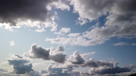 Zeitraffer-Von-Links-Nach-Rechts-Mit-Kochenden-Wolken,-Sturm,-Blitzen-Von-Hellem-Weiß,-Blau