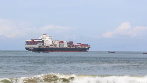 Buque-De-Carga-Visto-Desde-La-Costa-De-Lagos-Navega-Hacia-El-Horizonte-Con-Contenedores