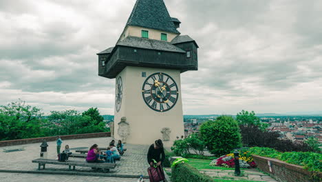 Hiperlapso-De-La-Torre-Del-Reloj-En-Graz,-Austria,-4k-Uhd,-Hiperlapso-De-Un-Edificio-Antiguo,-Día-Nublado