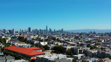 Vista-Aérea-Baja-Sobre-El-Paisaje-Urbano,-Hacia-El-Horizonte-De-San-Francisco,-Estados-Unidos