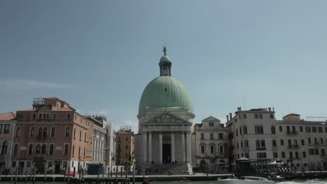Iglesia-De-San-Simeone-Piccolo-Junto-Al-Gran-Canal-En-Venecia,-Italia
