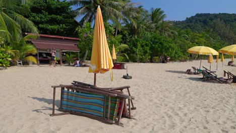 Sillas-De-Ocio-De-Playa-Puestas-En-La-Playa