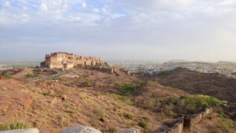 Altes-Historisches-Fort-Mit-Blauem-Blick-Auf-Die-Stadt-Und-Dramatischem-Sonnenuntergangshimmel.-Das-Video-Wurde-Im-Mehrangarh-Fort-Jodhpur-Rajasthan-Indien-Aufgenommen