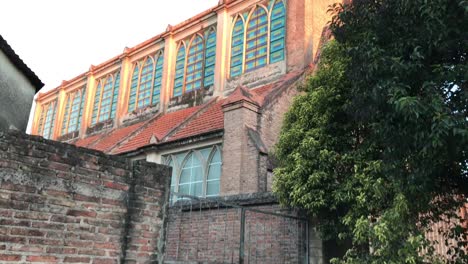 Christliche-Kirche-Mit-Schönen-Fenstern-Bei-Sonnenuntergang