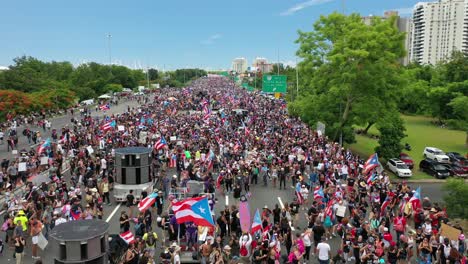 Mayor-Protesta-En-Puerto-Rico-Gente-Exigiendo-La-Renuncia-Del-Gobernador-Ricky-Rosello