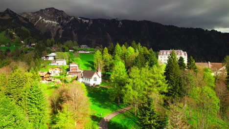 Montaña,-Iglesia-Y-Casas-En-Las-Colinas-De-Montreux,-Suiza