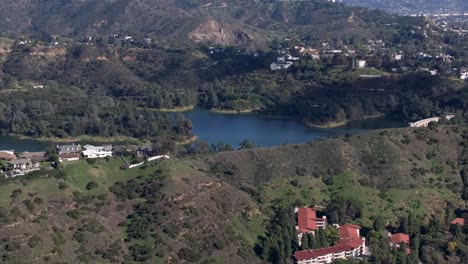 Hollywood-Reservoir-or-Lake-Hollywood-in-Santa-Monica-Mountains---rising-aerial-reveal