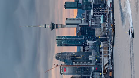 Timelapse-Vertical-De-Día-A-Noche-De-Sky-Tower-Auckland,-Horizonte-De-Nueva-Zelanda