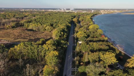 Vista-Aérea-De-Drones-De-La-Reserva-Natural-De-Green-Bay-Wisconsin,-El-Santuario-De-Vida-Silvestre-Al-Otro-Lado-De-La-Carretera-Desde-Las-Casas-A-Lo-Largo-De-East-Shore-Drive