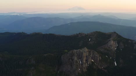 Luftaufnahme-über-Der-Atemberaubenden-Bergkette-Des-Mount-Rainier-Nationalparks-Während-Der-Dämmerung