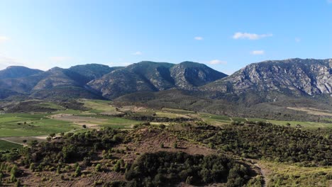 Montañas-Francesas-Con-Paredes-Rocosas-Expuestas,-Zona-Agrícola-Y-Zona-De-Pastos-Silvestres.