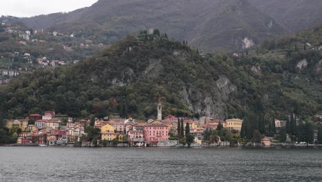 Lago-Varenna-Como-Italia-Disparado-Desde-El-Agua-En-Un-Barco-En-Cámara-Lenta-4k