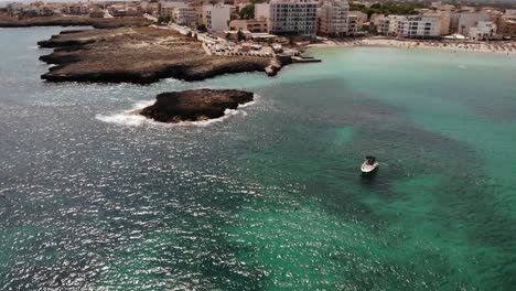 La-Antena-Desciende-Hasta-Un-Barco-De-Recreo-Frente-A-La-Playa-De-Cala-Moreia-En-Mallorca