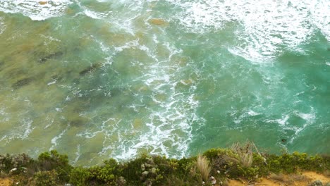 Impresionante-Vista-Desde-Un-Acantilado-Hacia-El-Vasto-Océano-Azul-Debajo