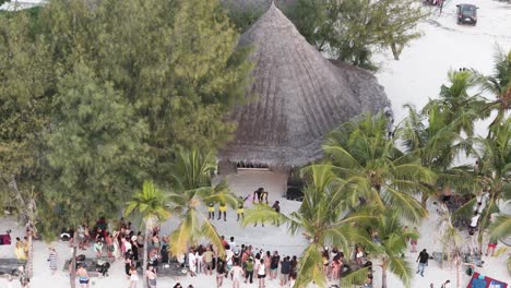 Luftaufnahme-Mit-Blick-Auf-Die-Menschenmassen,-Die-Eine-Tanzshow-Auf-Sansibar-Beim-Michamvi-Kae-Beachfront-Festival-Verfolgen