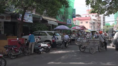 Statische-Aufnahme-Von-Vielen-Motorrollern-Auf-Der-Straße-Während-Der-Hauptverkehrszeit-In-Phnom-Penh-An-Sonnigen-Tagen,-Kambodscha