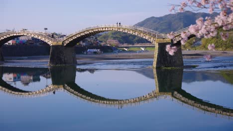 Puente-Kintaikyo-En-Primavera,-Sakura-Rosa-En-Las-Primeras-Horas-De-La-Mañana-En-Japón-4k