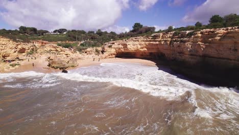 Vista-De-La-Costa-Con-Cala-De-Playa-Y-Olas-Rompiendo-Por-Drones-Aéreos-De-4k-En-La-Playa-De-Albandeira-En-La-Región-Del-Algarve-De-Portugal