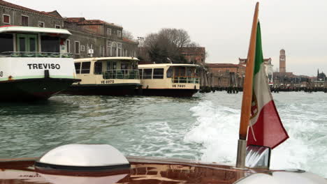 Italienische-Flagge-Am-Heck-Eines-Privaten-Wassertaxi-Bootes-über-Dem-Canale-Grande-In-Venedig,-Italien
