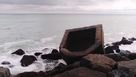 Nahaufnahme-Des-Bunkers-Von-Der-Spitze-Der-Felsen-Am-Montauk-Point-Beach