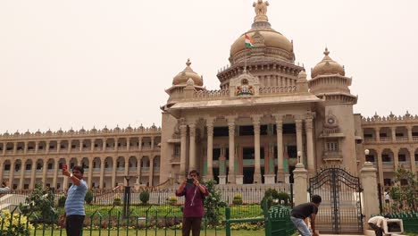 Lapso-De-Tiempo-De-Visitantes-Viendo-Vidhana-Soudha-O-El-Parlamento-O-La-Asamblea-Legislativa-De-Karnataka-En-Bangalore,-India