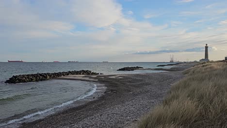 Playa-Con-Faro-En-Skagen,-Dinamarca.